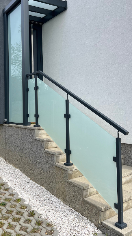 Černé ocelové hranaté zábradlí s mléčným sklem