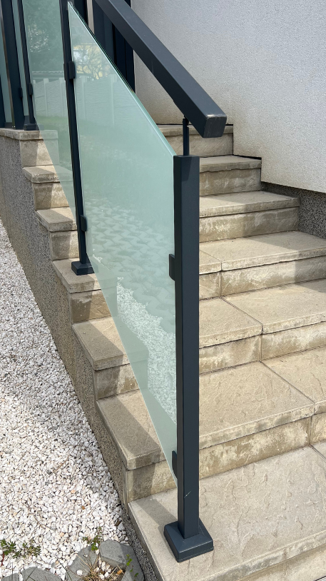 Černé ocelové hranaté zábradlí s mléčným sklem