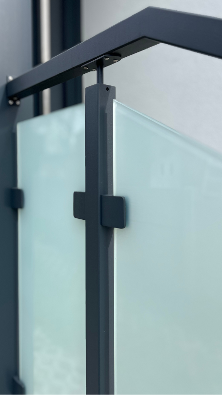 Černé ocelové hranaté zábradlí s mléčným sklem