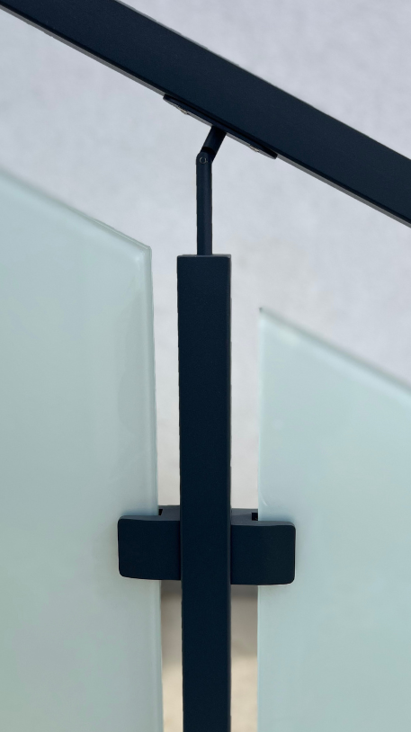 Černé ocelové hranaté zábradlí s mléčným sklem