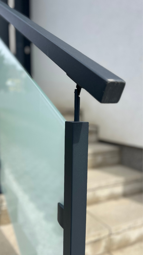 Černé ocelové hranaté zábradlí s mléčným sklem