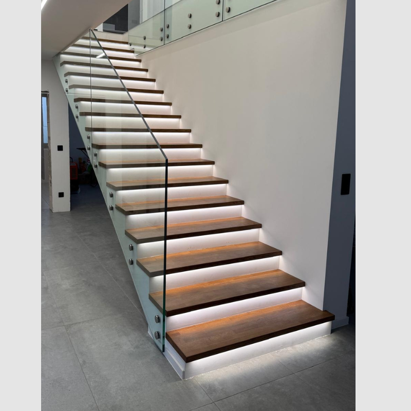 Dřevěný obklad schodiště s celoskleněným zábradlím