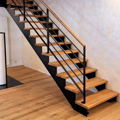 Ocelové sedlové schodiště s ocelovým zábradlí s hranatými sloupky od JELÍNEK interiér s.r.o.